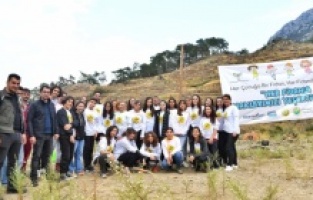 Çocukların ağaç dikme heyecanı