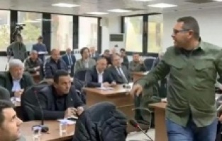 MHP'li meclis üyeleri arasında "Etek giyin" tartışması