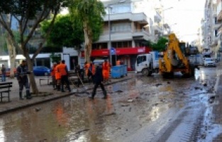 Antalya'da Büyükşehir dört bir koldan Kumluca'nın yaralarını sarıyor