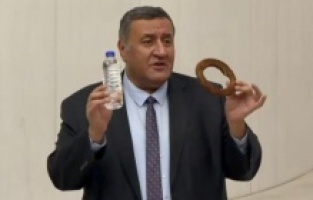 "4 kişilik bir aile her öğünde simit ve su tüketse aylık gideri 4 bin 860 lira”