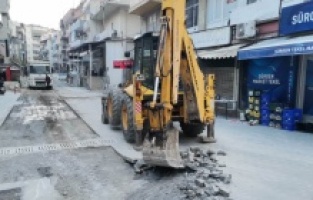 Kuşadası'nda 7/24 yol mesaisi