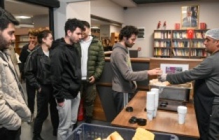 Adana'da Büyükşehir final haftasında öğrencinin yanında