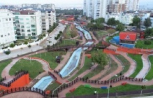 Atıklar parkta sanata dönüştü