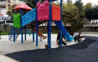 Kartal’da parkların zeminleri çocuklar için yenileniyor