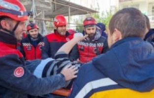 Kartal’dan giden arama-kurtarma ekibi enkazdan 4 kişiyi sağ çıkardı