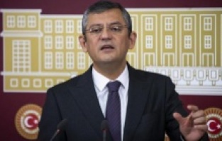 CHP'li Özgür Özel, Kızılay'ın sattığı çadırların peşini bırakmıyor