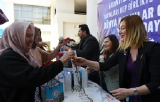 Depremzede kadınlara hijyen paketi