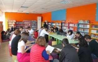 Başkan Böcek'ten kitapsever gençlere hediye