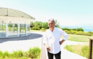 Falezlerde öğrenciler için ders çalışma merkezi