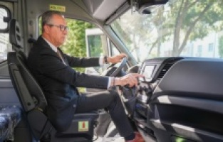 Gaziemir Belediyesi’ne yeni engelli aracı