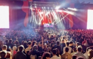 Beşiktaş Gençlik Festivali'nin konukları Athena ve Ozan Doğulu oldu