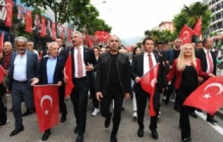 Haluk Levent, Osmangazili gençlerin 19 Mayıs coşkusuna ortak oldu
