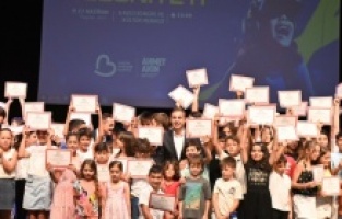 Ahmet Akın, geleceğin teknoloji liderlerine sertifikalarını verdi