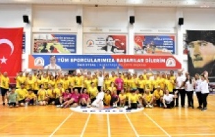 Muratpaşa Belediyesi'nden, 'Veteranlar Badminton Şenliği'