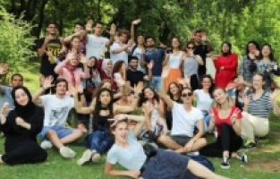 Ataşehirli öğrenciler, farklı ülkelerden gelen gençlerle buluşuyor