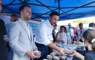 Beşiktaş Belediye Başkanı Akpolat'tan ilçe sakinlerine aşure ikramı