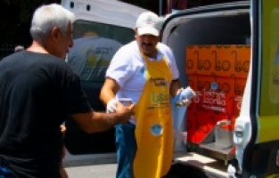 Mersin Büyükşehir Belediyesi, limonata ikramını sürdürüyor