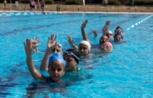Mersin Büyükşehir'in yüzme kursları başladı
