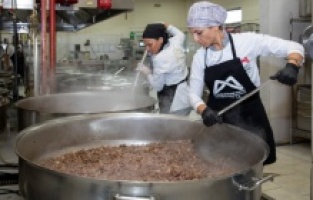 Mersin Büyükşehir’in Aşhanesi’nde tencereler vatandaş için kaynıyor