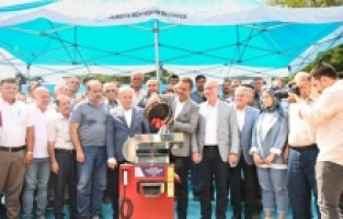 Balıkesir Büyükşehir, Dursunbeyli üreticilere salça makinesi dağıttı