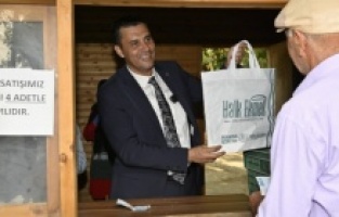 Başkan Zeyrek, Yunusemre’de Halk Ekmek’in ilk satışlarını yaptı