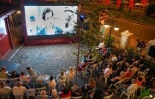 Beyoğlu'nda emekliler açık hava film gösterimi ile nostalji yaptı