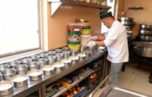 Kahramankazan Belediyesi'nden ihtiyaç sahiplerine sıcak yemek hizmeti