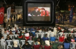 Küçükçekmece'de açık hava sinema günlerine yoğun ilgi