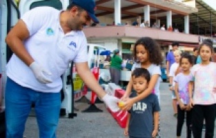 Mersin Büyükşehir'in çocuklara özel dondurma dağıtım hizmeti devam ediyor