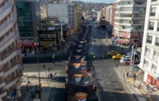 İzmir sokaklarında 350 metrelik Atatürk posteri