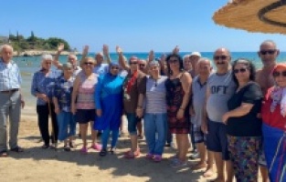 Mersin Büyükşehir Belediyesi, Emekli Evi sakinlerini Akkum Plajında ağırladı