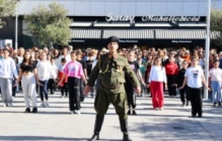 Esenyurt'ta Cumhuriyet sevdalıları 101. yılı zeybek oynayarak kutladı