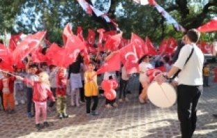 Adana'da 680 Yıllık Tarihi Ağacın Altında Cumhuriyet Coşkusunu Yaşadılar