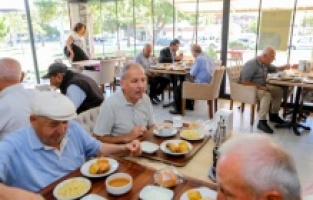 Bayraklı Belediyesi kent lokantalarında "Askıda Yemek" uygulaması başladı