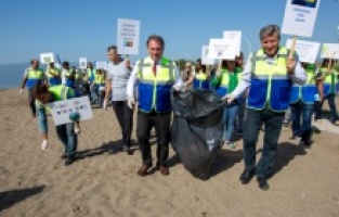Bursa Büyükşehir personelinden sahil temizliği