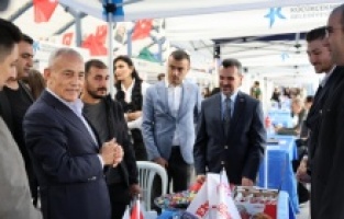 Küçükçekmece Belediyesi iş arayanlarla iş verenler arasında köprü oldu