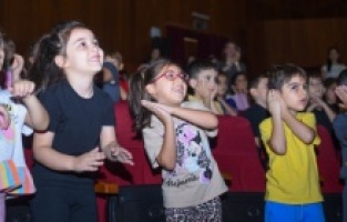 Seyhanlı miniklerin tiyatro heyecanı