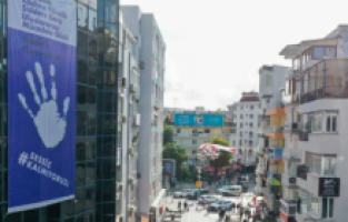 Konak Belediyesi'nden şiddete karşı pankart