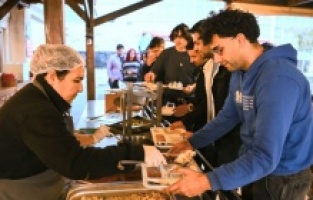 Kuşadası Belediyesi, üniversite öğrencilerinin yanında