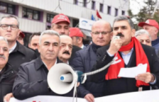 Özgür Özel, gözaltına alınan Genel-İş Başkanı Remzi Çalışkan'ın eşi ile görüştü