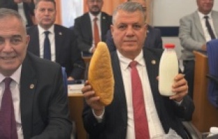 Tarım Bakanı'na süt, su ve ekmek tepkisi