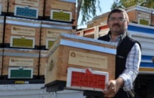 Antalya Büyükşehir Belediyesi Alanyalı bal üreticilerine arı kovanı hibe etti