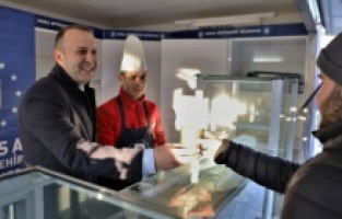 Bursa Büyükşehir'den öğrencilere sıcak çorba ikramı