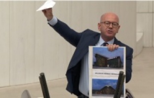 CHP'li Sarı'dan kağıt uçaklı protesto