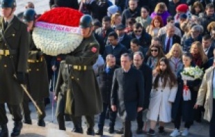 Özgür Özel, engellilerle birlikte Anıtkabir'i ziyaret etti