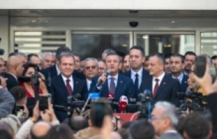 Özgür Özel'den Vahap Seçer'e ziyaret