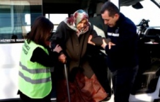 Bayraklı Belediyesi ‘yaşlı destek hattı’ kurdu