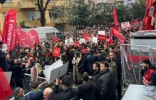 Beşiktaş Belediyesi önünde tepki