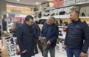 Çiftçiler CHP'li Başevirgen'e anlattı: "Yırtık çizmeyle idare ediyoruz"