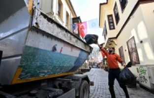 Kaleiçi’nde çöpte dedektiflik